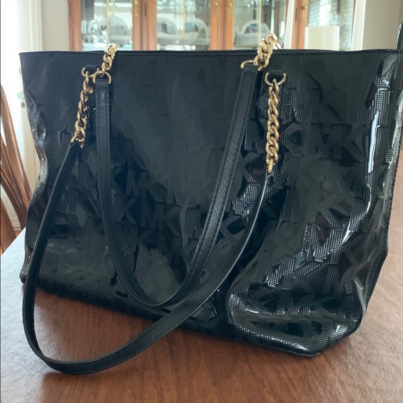 Michael Kors Handbags - EUC! Michael Kors Large Black bag w/extra pockets!
